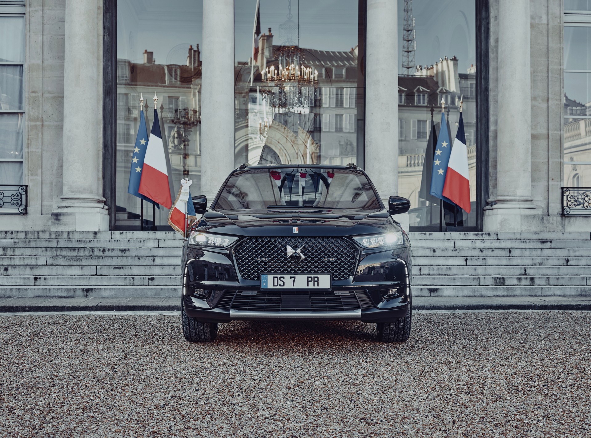 Tổng thống Pháp có xe hộ tống mới, thương hiệu trăm năm nhưng không phải ai cũng biết