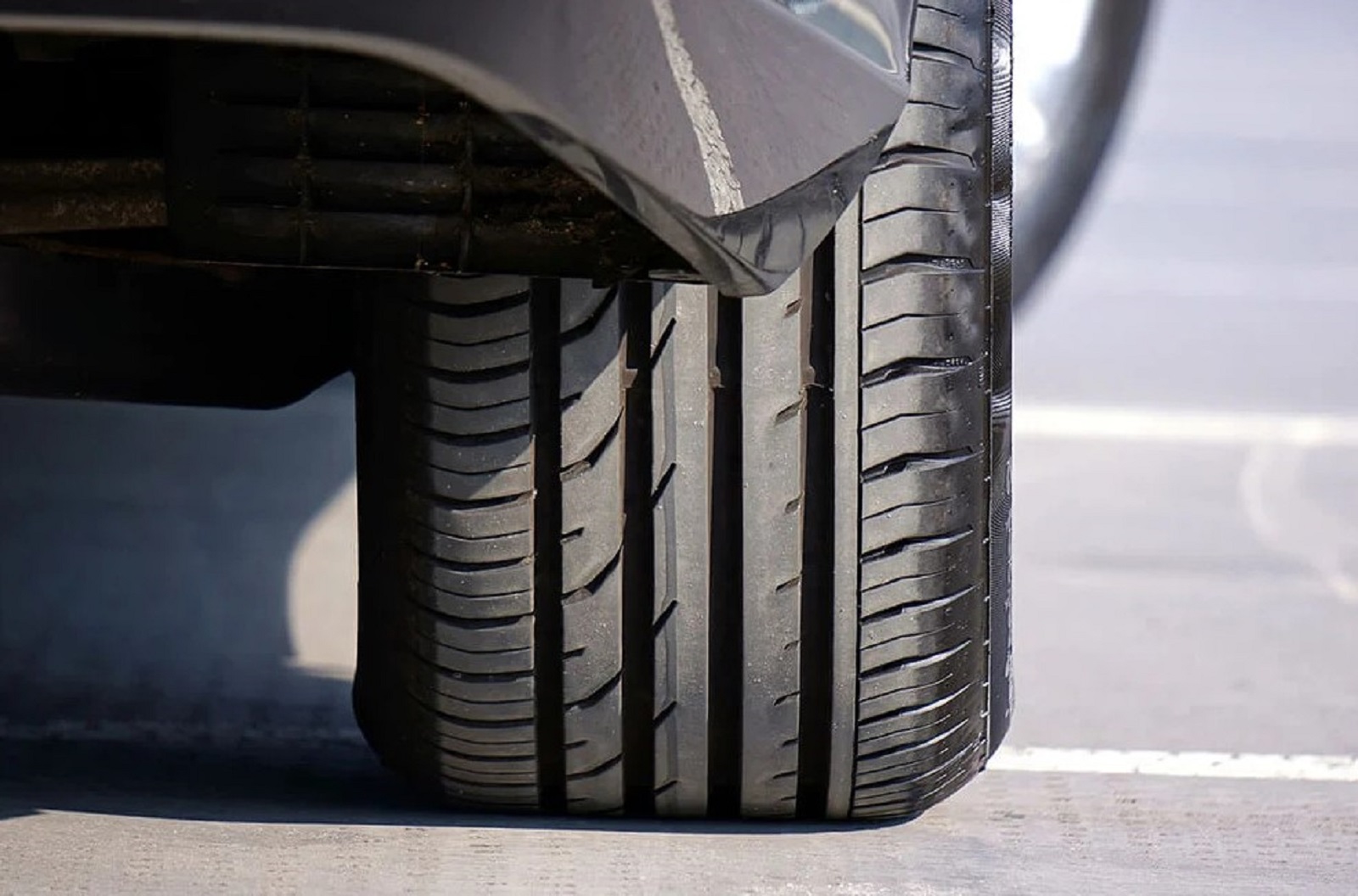 Lực cản lăn xuất hiện khi lốp xe tiếp xúc với mặt đường tạo ra độ trễ đàn hồi