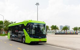 Tận mắt xem xe buýt điện VinBus chính thức vận hành tại Việt Nam