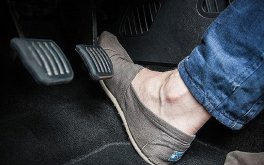 Vì sao thiết kế chân phanh, chân ga ô tô gần nhau?